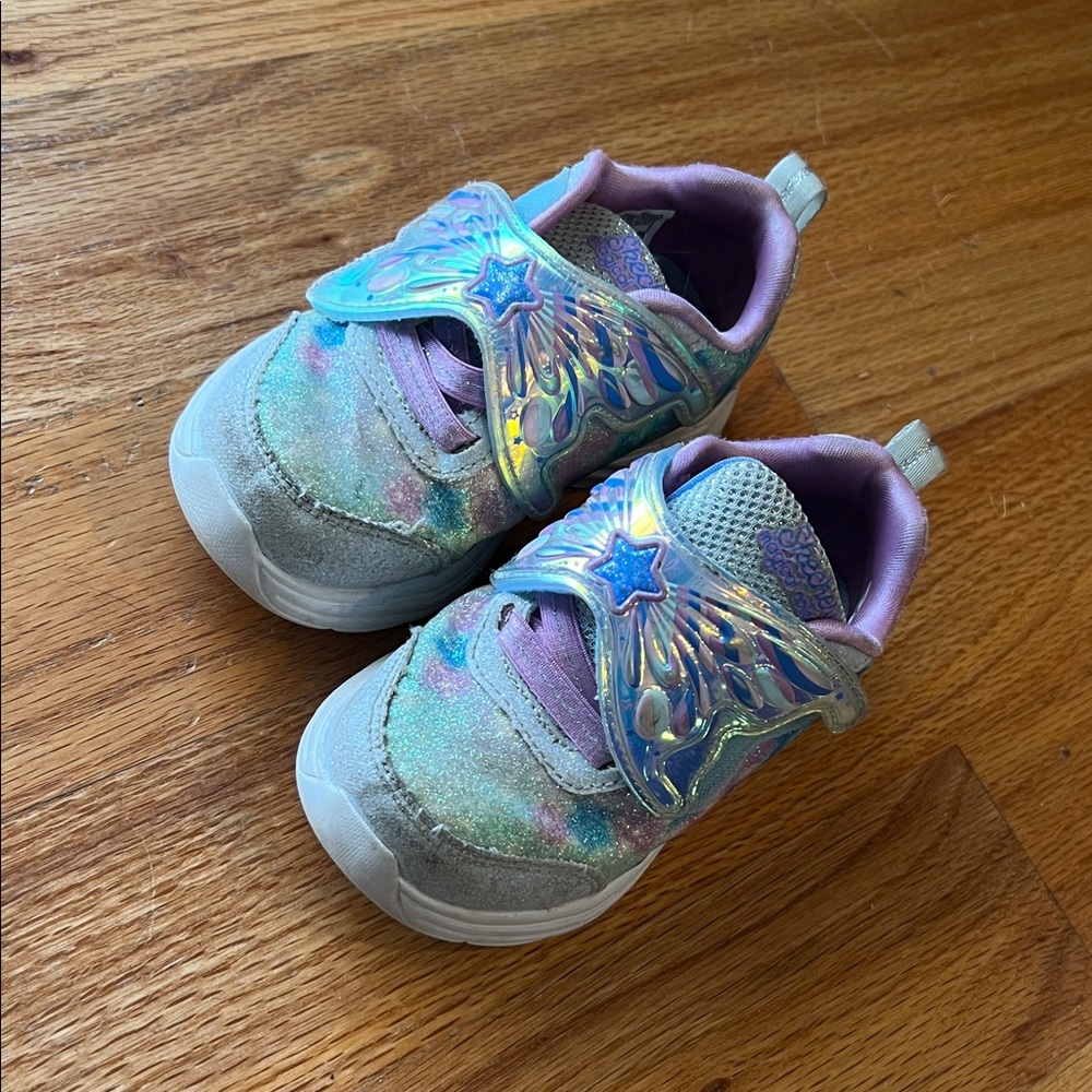 Skechers Toddlers Iridescent Glowing Wing Sneakers size 7